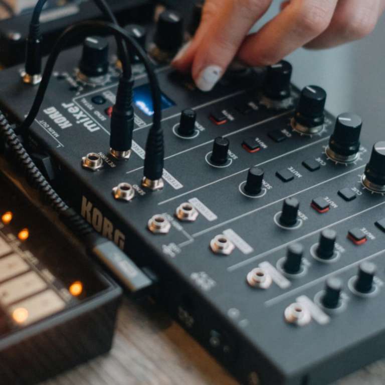 Korg NTS-4: Mixer Compacto de 6 Canales Korg NTS-4: Mixer Compacto de 6 Canales