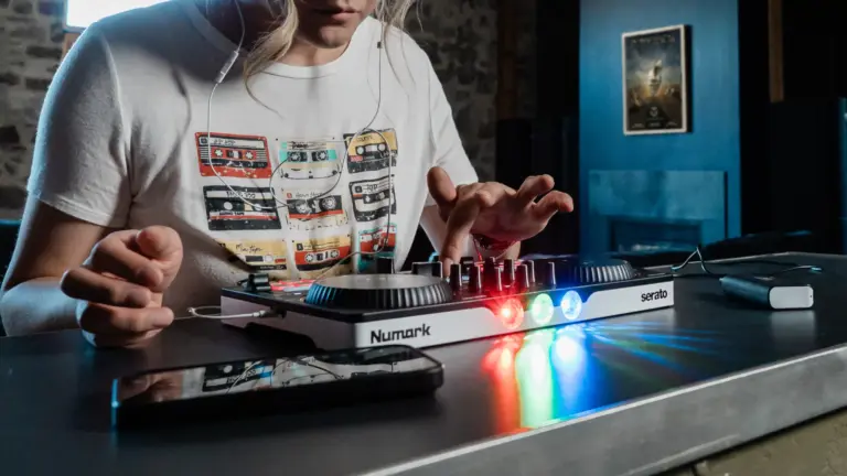 Numark Party Mix III: Controlador DJ compacto y funcional Numark Party Mix III: Controlador DJ compacto y funcional